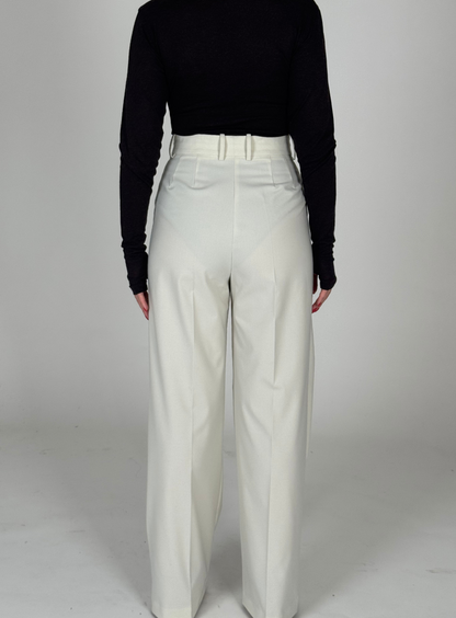 Pantalone Bianco a Vita Alta – Pulito, ma con personalità