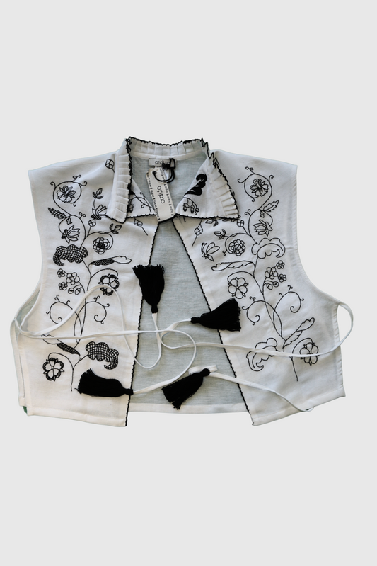 Gilet in lino bianco ricamato