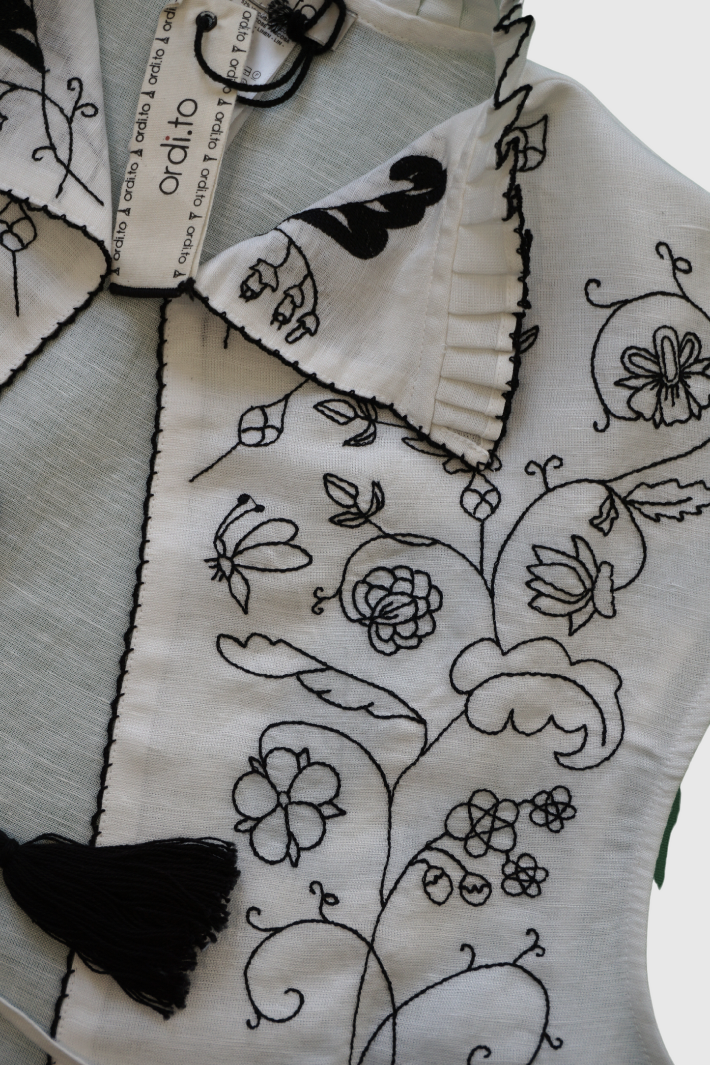 Gilet in lino bianco ricamato
