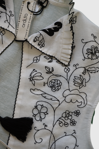 Gilet in lino bianco ricamato