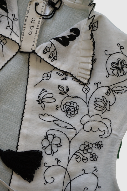 Gilet in lino bianco ricamato